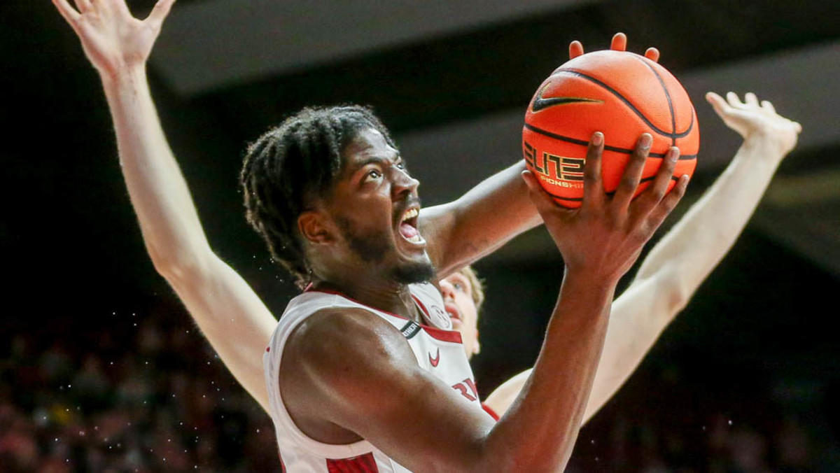 Razorbacks' Makhi Mitchell inside against Alabama